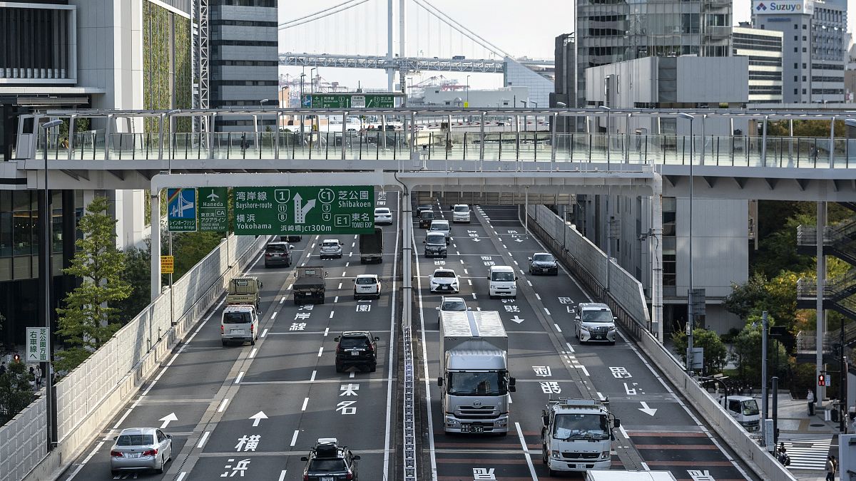 السيارات على طريق سريع دائري في طوكيو.2021/11/04