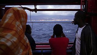 Centenas de migrantes resgatados do mar são acolhidos em Itália
