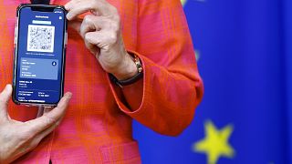 رئيسة المفوضية الأوروبية أورسولا فون دير لاين تظهر تصريحا صحيا على شاشة هاتفها. 2021/06/16