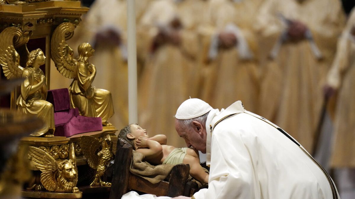 Le Pape François embrasse une statue de Jésus Christ, le 24 décembre 2021, Basilique Saint-Pierre de Rome, Vatican