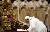 El Papa celebra la misa de Nochebuena con menos aforo pese al aumento de casos