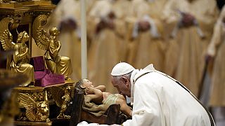 Папа Франциск отслужил рождественскую мессу, где напомнил о выборе Иисуса