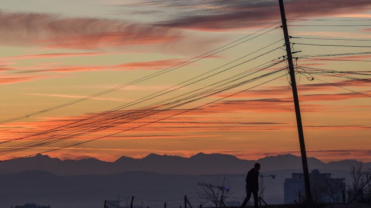Закат на фоне линии электропередачи в Приштине, Косово