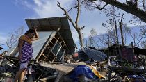 إمرأة تتفقد ما تبقى من منزلها الذي دمّره إعصار راي في تاليساي، بمقاطعة سيبو، وسط الفلبين  18 ديسمبر 2021