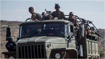 جنود من القوات الحكومية الإثيوبية يستقلون شاحنة عسكرية بالقرب من أغولا، شمالي البلاد