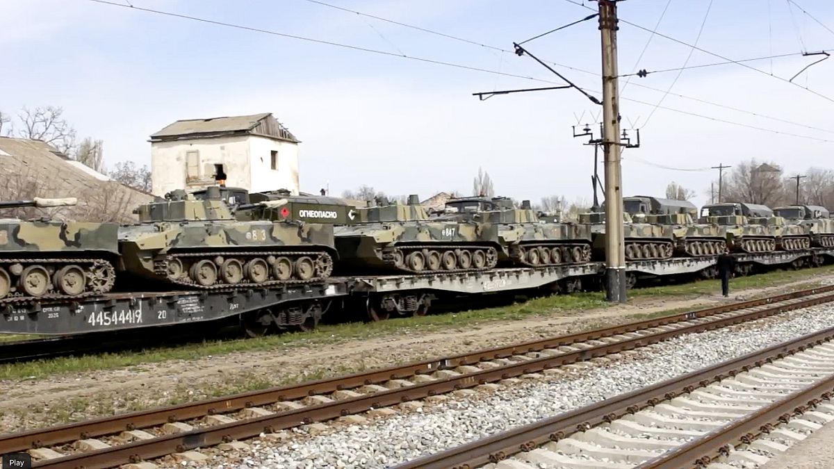 عدد من المركبات الثقيلة للجيش الروسي في طريق عودتها إلى قواعدها بشبه جزيرة القرم. 23/04/2021