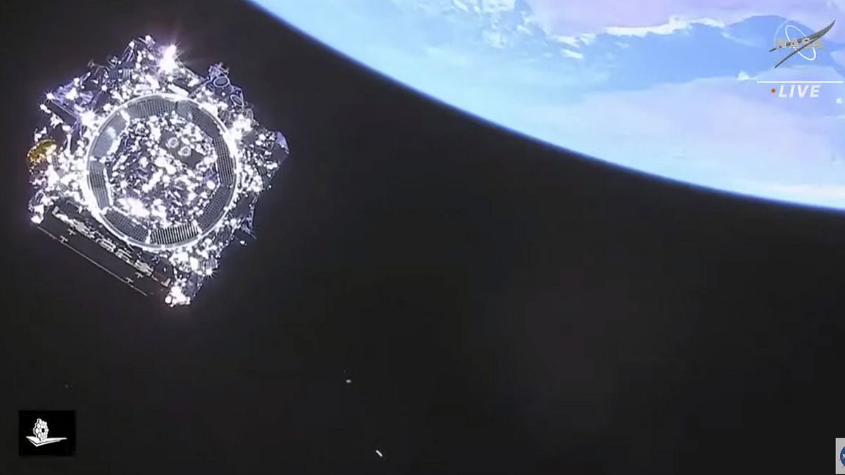 فصل تلسكوب جيمس ويب الفضائي في الفضاء يوم السبت 25 ديسمبر 2021.