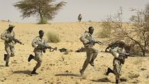 عناصر من جيش مالي خلال تدريبات في صحراء قرب العاصمة تمبكتو. 18/03/2004