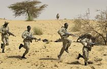 عناصر من جيش مالي خلال تدريبات في صحراء قرب العاصمة تمبكتو. 18/03/2004