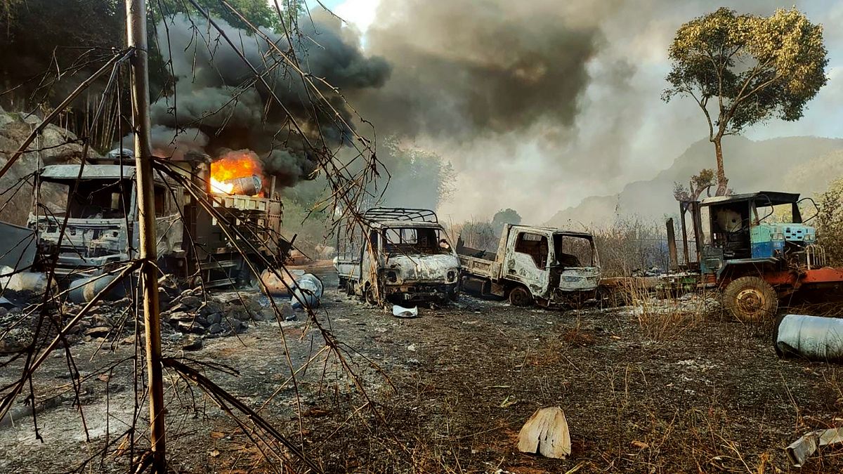 دخان وألسنة اللهب  المتصاعدة بعد الهجوم في بلدة هبروسو، ميانمار.