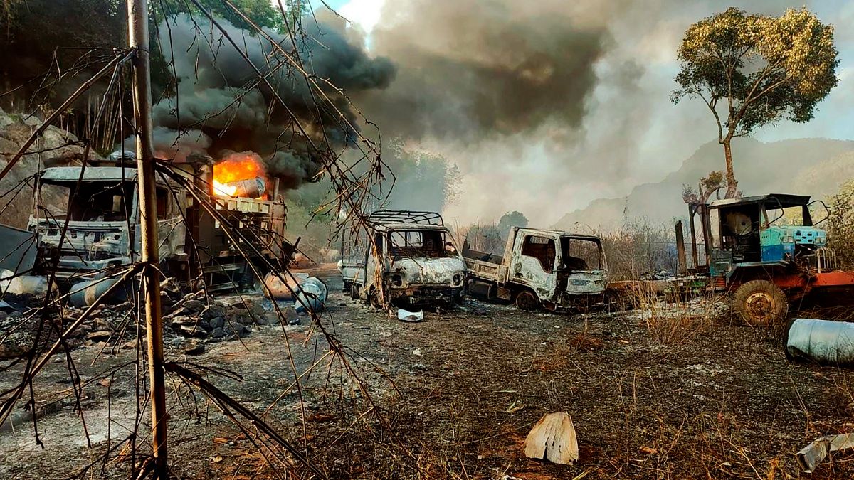 دخان وألسنة اللهب تتصاعد من المركبات في بلدة هبروسو ، ولاية كاياه ، ميانمار ، الجمعة ، 24 ديسمبر ، 2021.