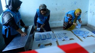 Afgan Bağımsız Seçim Komisyonu (IEC) yetkilileri, 28 Eylül 2019'da Cumhurbaşkanlığı seçimlerininin ardından oy pusulalarını sayıyor.
