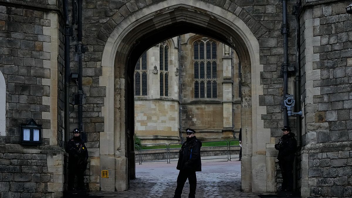 تحرس الشرطة بوابة هنري الثامن في قلعة وندسور في إنجلترا يوم عيد الميلاد. 2021/12/25