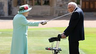 II. Erzsébet királynő lovaggá üti a 100 éves Sir Thomas Moore-t, aki a járvány idején 33 millió fontot kalapozott össze a brit egészségügy megsegítésére