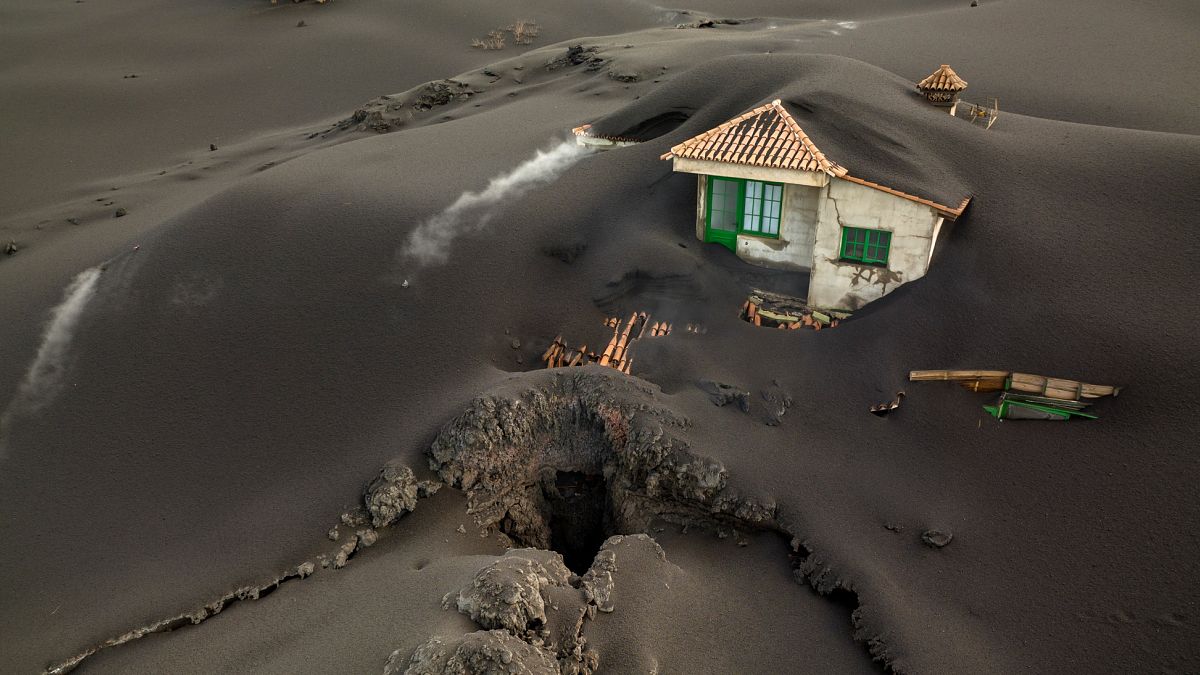 La Palma adasındaki yanardağ patlaması sonrası yüzlerce ev lavların altında kaldı