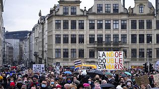 Domenica di proteste del mondo culturale a Bruxelles: si nota la scritta "The show must go on".