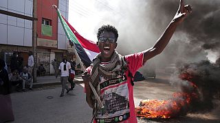 Судан: протестующие призывают военных "вернуться в казармы"