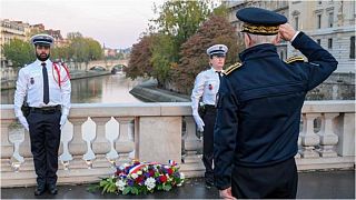 صورة أرشيفية لقائد شرطة باريس ديدييه لالمان يضع إكليل زهور قرب نهر السين الأحد في الذكرى الستين لمذبحة الجزائريين في عهد سلفه موريس بابون 17 أكتوبر 2021