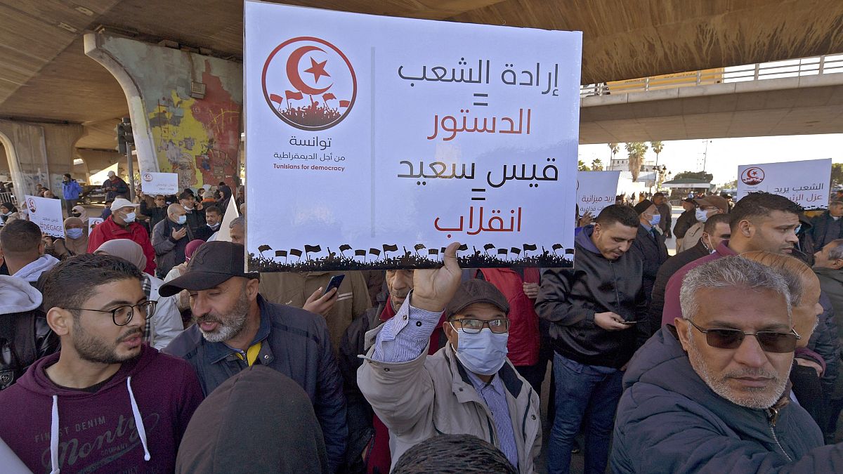 احتجاجات في الشارع التونسي مؤيدة للديمقراطية وترفض اجراءات الرئيس قيس سعيد.