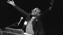 Десмонд Туту в 1985 году, в разгар апартеида, стал первым чернокожим епископом в ЮАР
