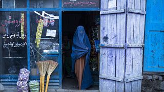 Afganistan: Kadınlar, erkek refakatçisiz seyahat edemeyecek