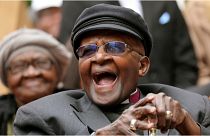 المطران الأنغليكاني ديسموند توتو، أحد أبرز رموز الكفاح ضدّ نظام الفصل العنصري في جنوب إفريقيا والحائز على جائزة نوبل السلام