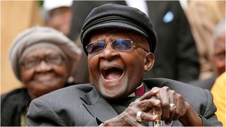 المطران الأنغليكاني ديسموند توتو، أحد أبرز رموز الكفاح ضدّ نظام الفصل العنصري في جنوب إفريقيا والحائز على جائزة نوبل السلام