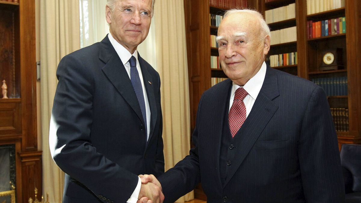 Una foto di 10 anni fa, 5 dicembre 2011. Karolos Papoulias con l'allora vicepresidente americano Joe Biden. 