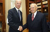 Una foto di 10 anni fa, 5 dicembre 2011. Karolos Papoulias con l'allora vicepresidente americano Joe Biden.