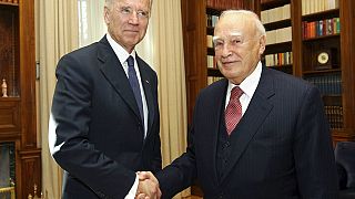 Una foto di 10 anni fa, 5 dicembre 2011. Karolos Papoulias con l'allora vicepresidente americano Joe Biden.