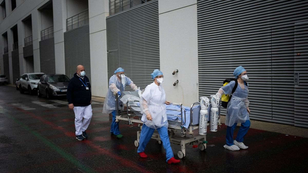 کادر درمان فرانسه در حال انتقال یک بیمار مبتلا به کرونا به بیمارستان