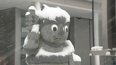 شاهد: تساقط كثيف للثلوج في شمال وغرب اليابان يتسبب في إلغاء رحلات جوية