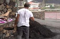 Un hombre recoje ceniza en La Palma