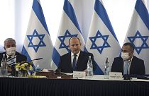 İsrail Başbakanı Naftali Bennett (ortada)