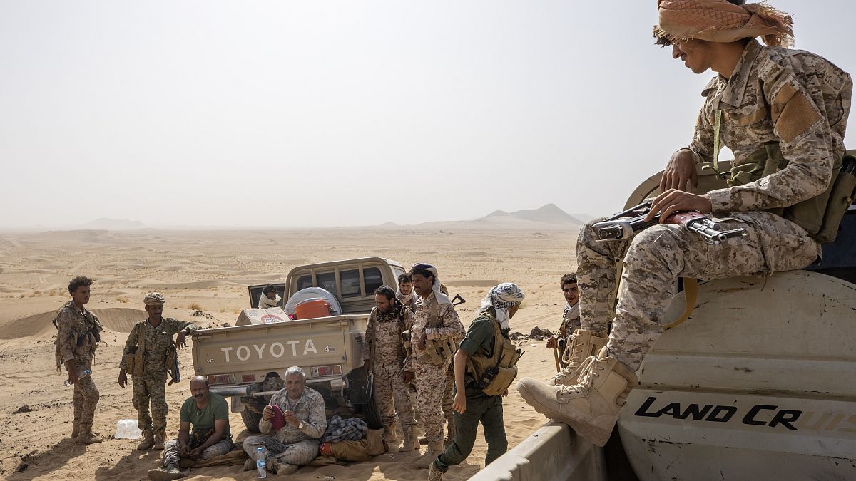 عمليات عسكرية للقوات الحكومية اليمينة مدعومة من التحالف الذي تقوده السعودية قرب خط المواجهة مع مقاتلي الحوثيين بالقرب من مأرب. 2021/06/20
