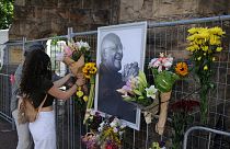 Flores estão a ser colocadas na Catedral de São Jorge, na Cidade do cabo