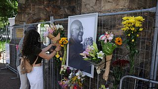 Flores estão a ser colocadas na Catedral de São Jorge, na Cidade do cabo