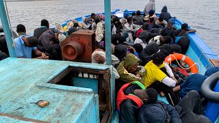 مهاجرون على سفينة بعدما أنقذهم خفر السواحل الليبي في البحر المتوسط قبالة سواحل ليبيا يوم 21 أكتوبر تشرين الأول 2021.