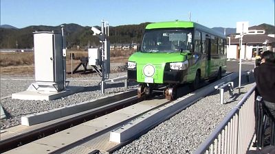 تصاویری از آغاز به کار یک وسیله نقلیه جدید در ژاپن که هم قطار است و هم اتوبوس