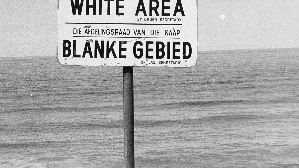 لافتة على أحد الشواطئ في مقاطعة الكاب الغربية كُتب عليها "المنطقة البيضاء" أثناء الفصل العنصري في جنوب إفريقيا في 23 يونيو 1976.