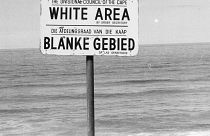 لافتة على أحد الشواطئ في مقاطعة الكاب الغربية كُتب عليها "المنطقة البيضاء" أثناء الفصل العنصري في جنوب إفريقيا في 23 يونيو 1976.