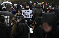 Участник акции протеста работников культуры с табличкой "Шоу должно продолжаться". Брюссель, Бельгия