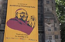 Striscioni inneggiano l'arcivescovo Tutu