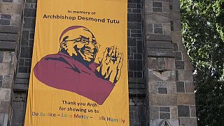 Striscioni inneggiano l'arcivescovo Tutu