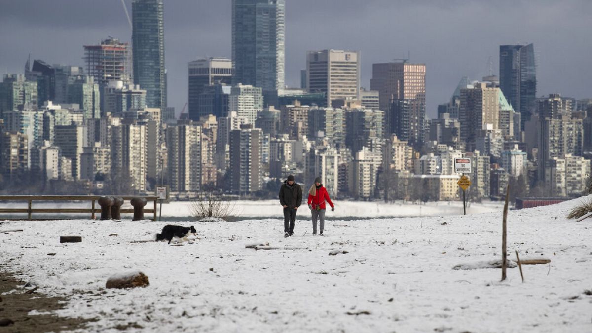 Frostiger Spaziergang vor der Skyline von Vancouver an der Westküste Kanadas
