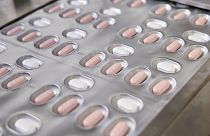 Еврокомиссия собирается закупать таблетки от коронавируса