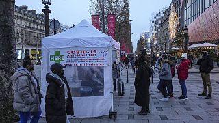 Archives : centre de dépistage mobile mis en place sur les Champs Elysées à Paris, le 24 décembre 2021