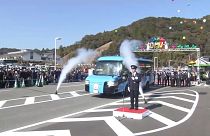 شاهد: حافلة وقطار في آن واحد .. اليابان تستعد لتشغيل أول مركبة ثنائية في العالم