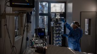 Lélegeztetett beteget lát el egy védőfelszerelést viselő ápoló a fővárosi Szent László Kórház koronavírussal fertőzött betegek fogadására kialakított intenzív osztályán