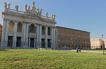 Esterno della Basilica con accanto Palazzo Lateranense